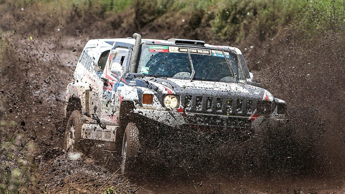 Ani zraněná ruka Zapletala nezastavila. Na rallye Africa Race dojel druhý