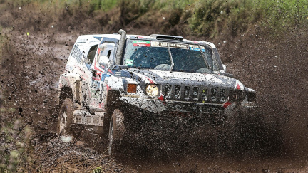 Ani zraněná ruka Zapletala nezastavila. Na rallye Africa Race dojel druhý