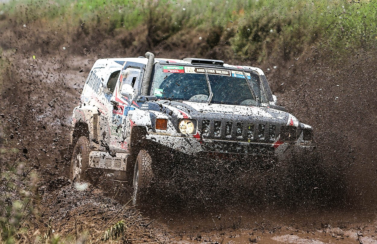 Ani zraněná ruka Zapletala nezastavila. Na rallye Africa Race dojel druhý