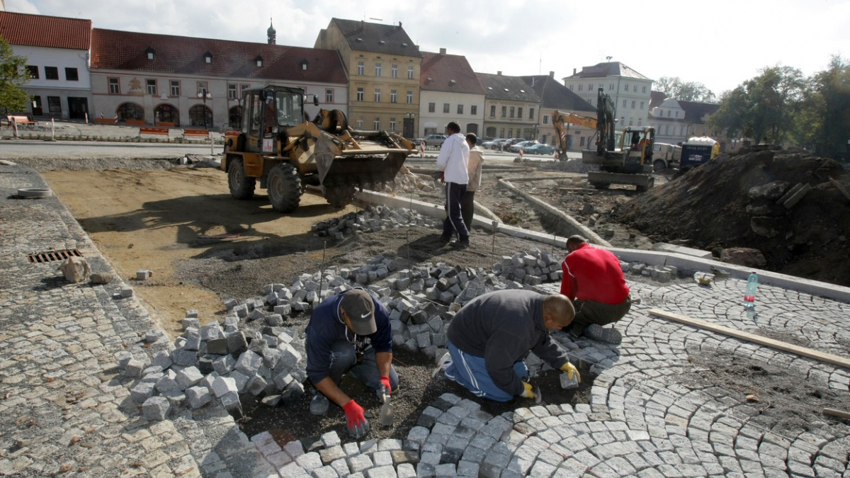 Zadlužené obce nebudou smět nakládat s majetkem. Zeman podepsal sporný zákon