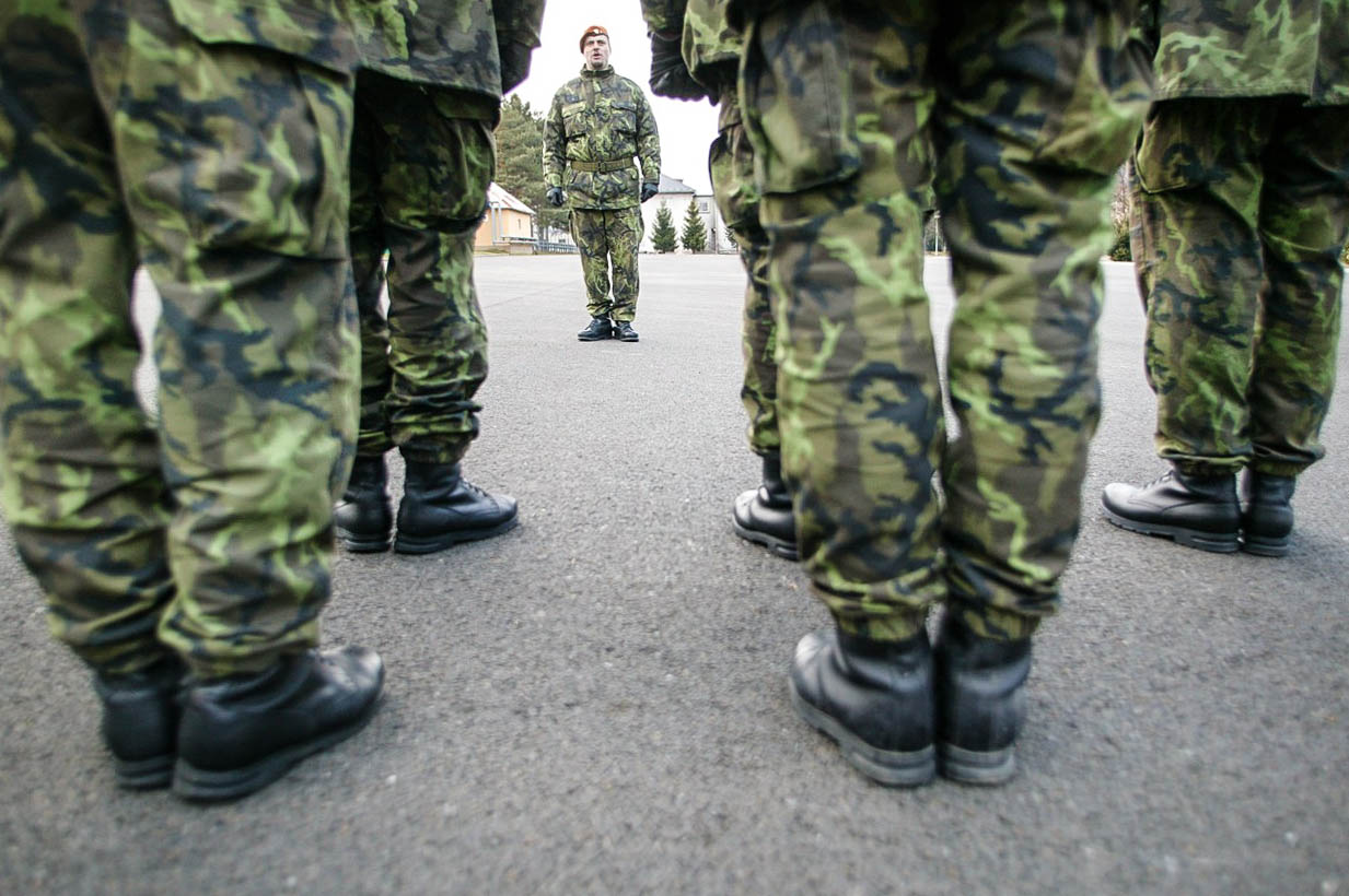 Zoufalství české armády: Nově láká i ty, kteří by dříve neprošli