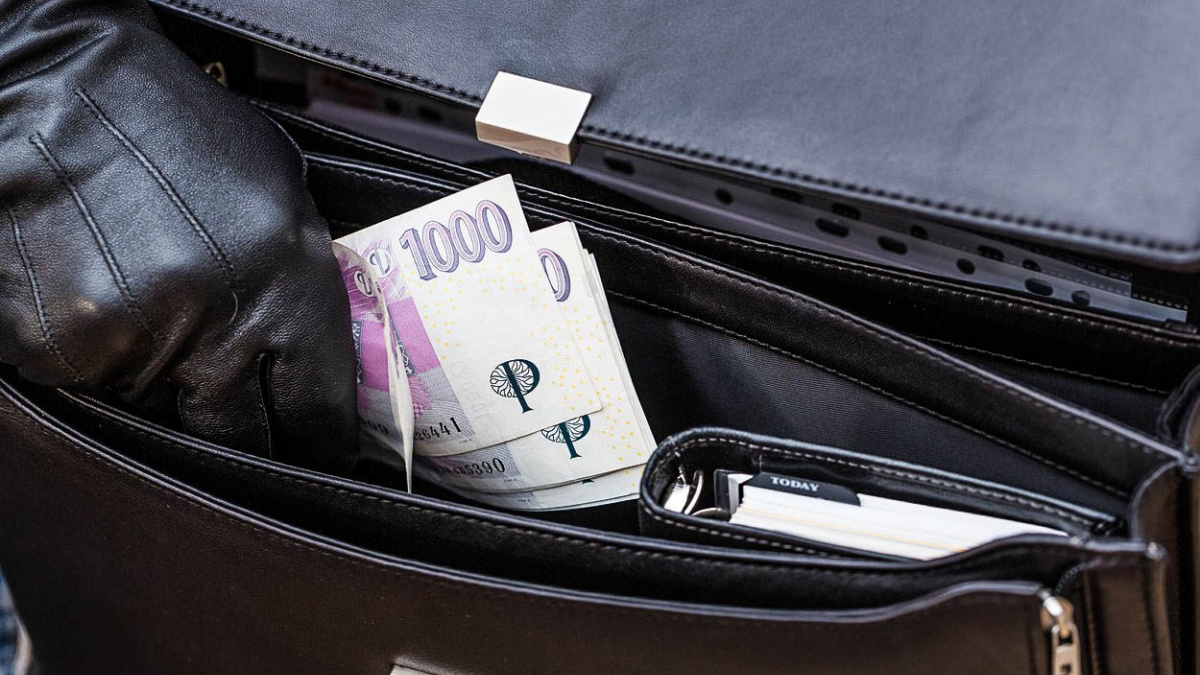 Česko se propadlo v indexu korupce o deset míst, mohou za to nedořešené kauzy