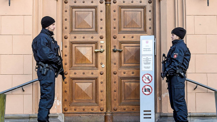 V patnácti jménem IS zaútočila na policistu. Německý soud ji poslal na šest let do vězení