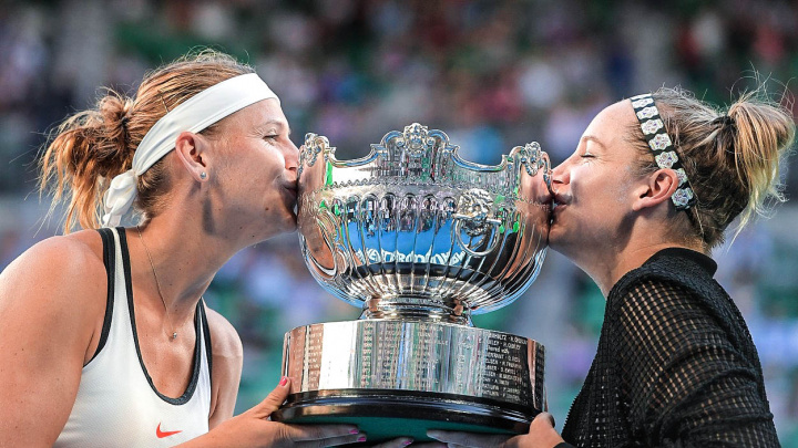 Vítězný tanec na kurtu! Český souboj ovládla Šafářová s Mattekovou-Sandsovou