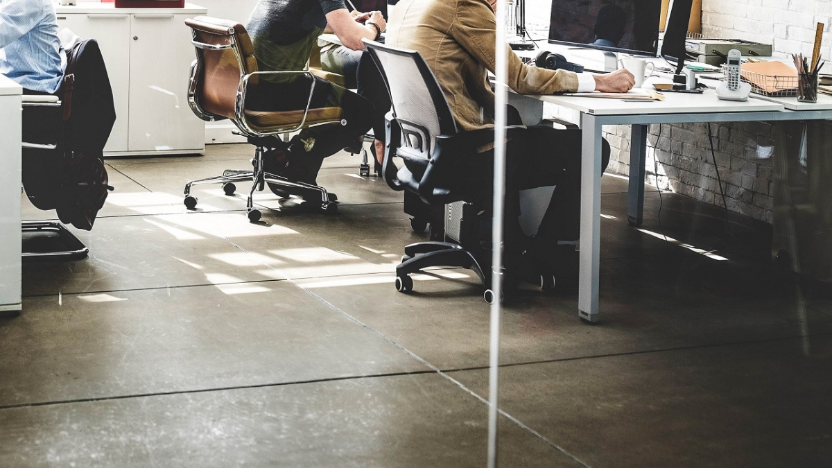 Další důkaz škodlivosti open space kanceláří: Vygumovávají mozek