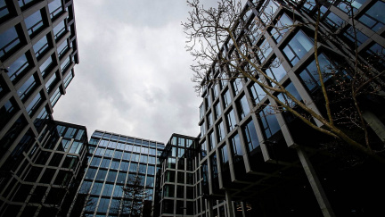 Daně jen pro někoho. Velké firmy za převod nemovitostí neplatí, stát přichází o miliardy