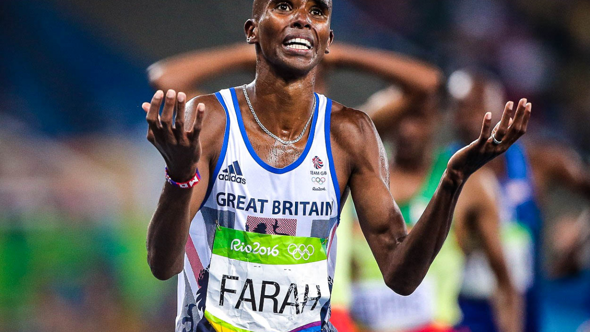 Královna ze mě udělala rytíře, Trump vetřelce, stěžuje si Farah