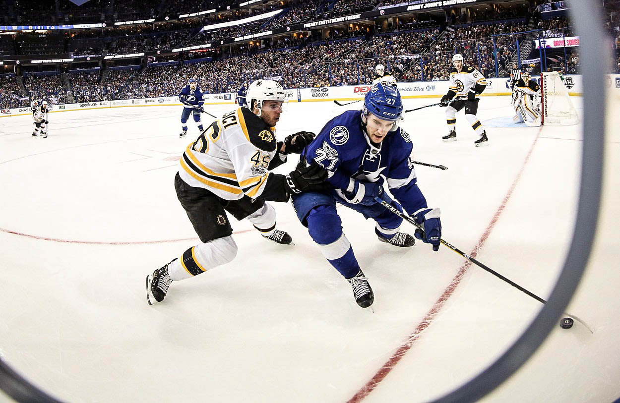 Krejčí pomohl Bostonu k výhře, Faksa oslavil návrat gólem. Skóroval i Hertl