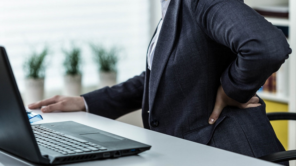 Jak se vyhnout bolavým zádům, když hodiny sedíte u počítače