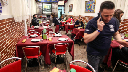 Pomáhat může i restaurace: Přes den obsluhuje běžné zákazníky, večer bezdomovce