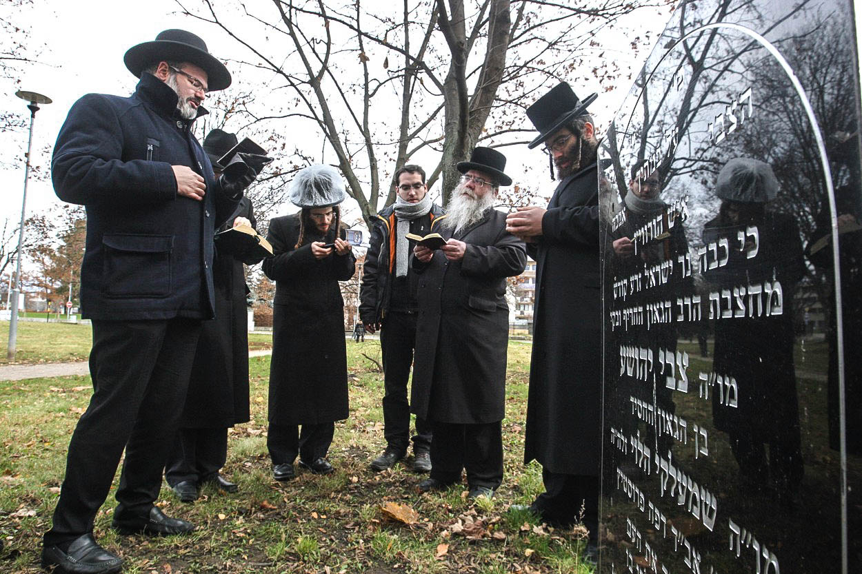 Pár náhrobků a tisíce protestních podpisů. Židovská historie paralyzuje Prostějov