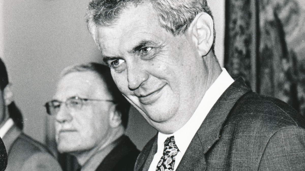 Jak se Češi zajímají o politiku? Nejvíce je 'bavila' v době opoziční smlouvy Klause se Zemanem