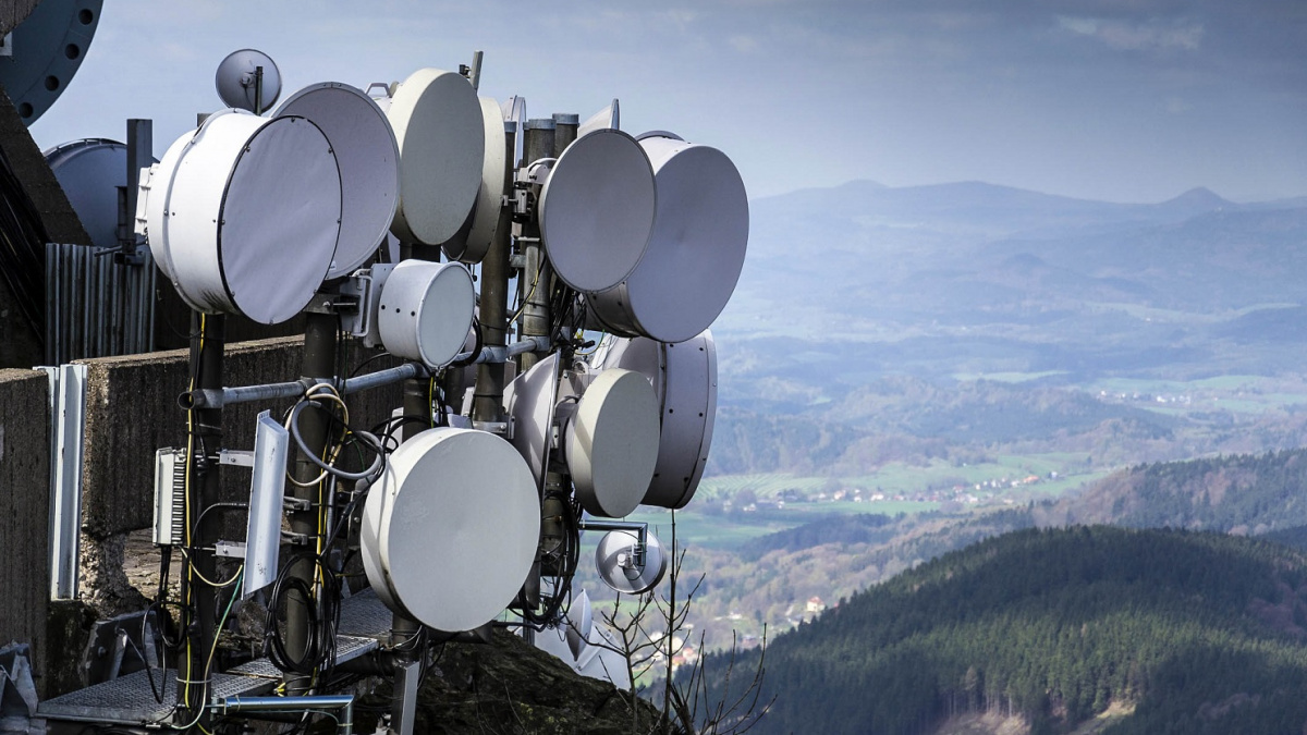 Sobotka slibuje tvrdší ruku na mobilní operátory. Novelu chce prosadit zrychleně