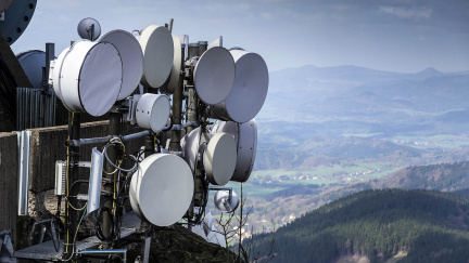 Sobotka slibuje tvrdší ruku na mobilní operátory. Novelu chce prosadit zrychleně