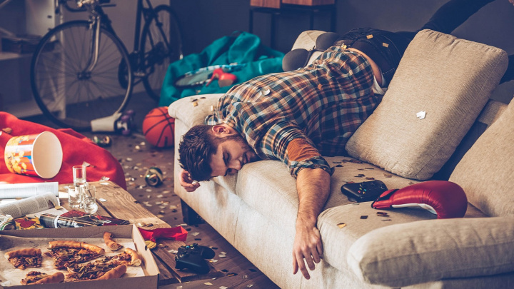 Proč máme po prohýřené noci chuť na hranolky nebo smažák