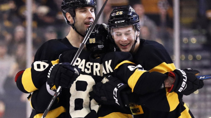 Pastrňák dosáhl gólem na jubileum, Jágrovi chyběl jeden bod