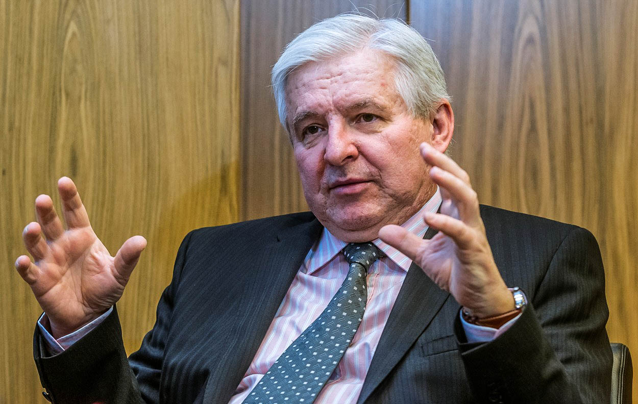 Intervence potrvají nejméně do konce března, mírní naděje guvernér ČNB
