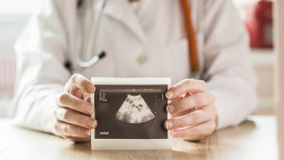 Ultrazvuk v rukou laiků: Politická zbraň útočící na emoce žen