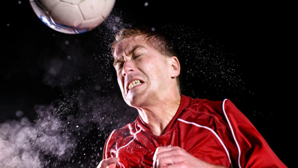 Fotbalem ku demenci! Časté hlavičkování ničí mozek, varují vědci