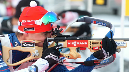 Naděje české štafety pohřbila nepřesná střelba. Zlato vybojovali Rusové