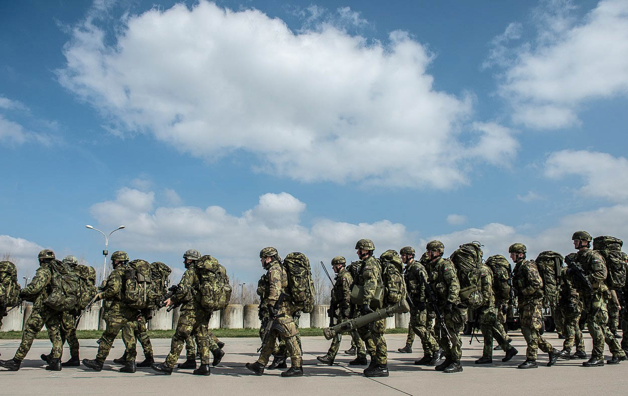 Komentář: Paralyzér na české vojáky a ruské medové pasti v Pobaltí