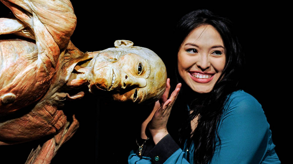 Mrtvá těla jako pouťová atrakce a továrna na peníze