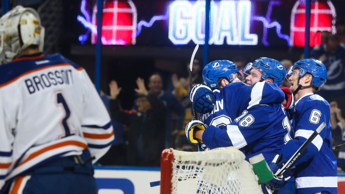 'Trojčata' s Palátem v čele dovedla Tampu k výhře, Mrázek nahrál na gól do své brány