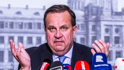 Zeman odvolal Mládka. Je pro Sobotku politický boj nad zájmy země?