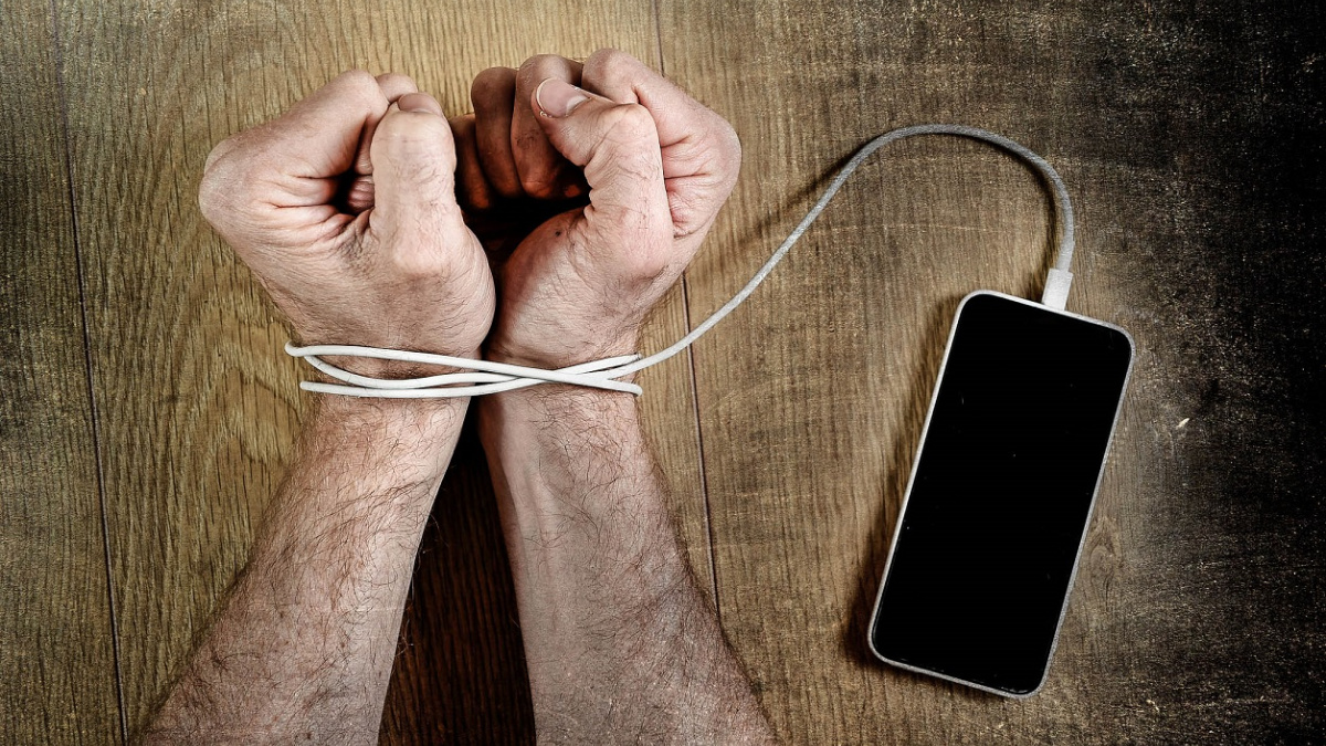 Ničí nás závislost horší než na drogách. Abstinenční příznaky přichází už po pár hodinách