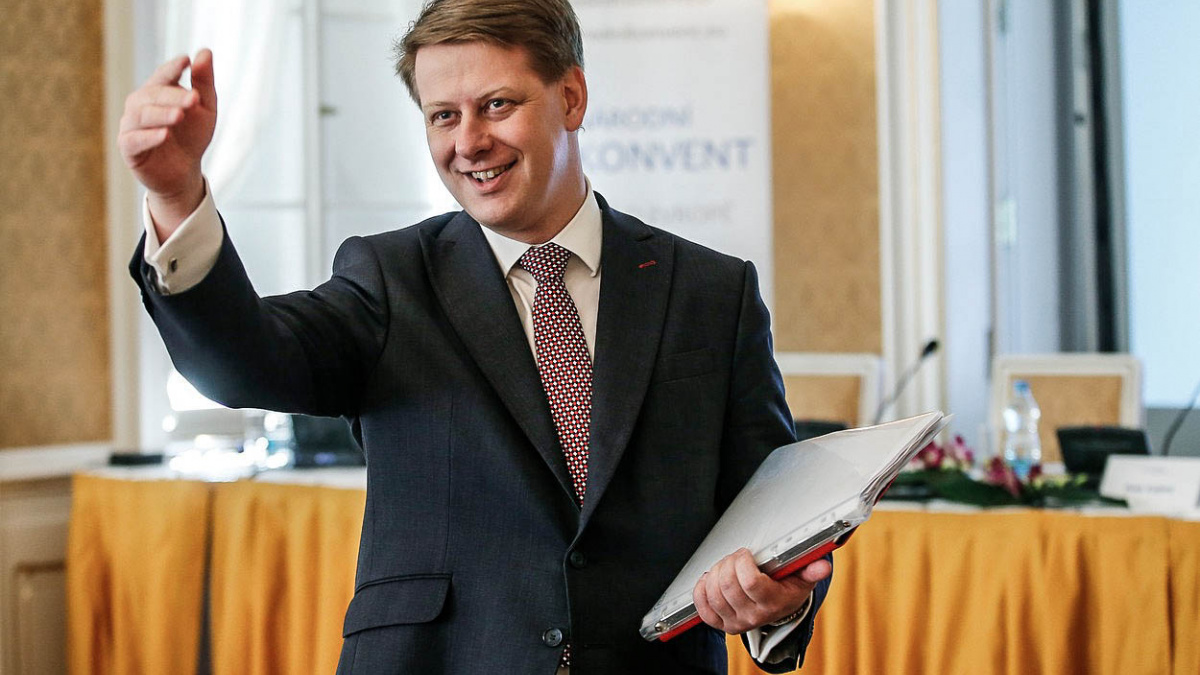 Prouza končí na vládě a jde do soukromého sektoru