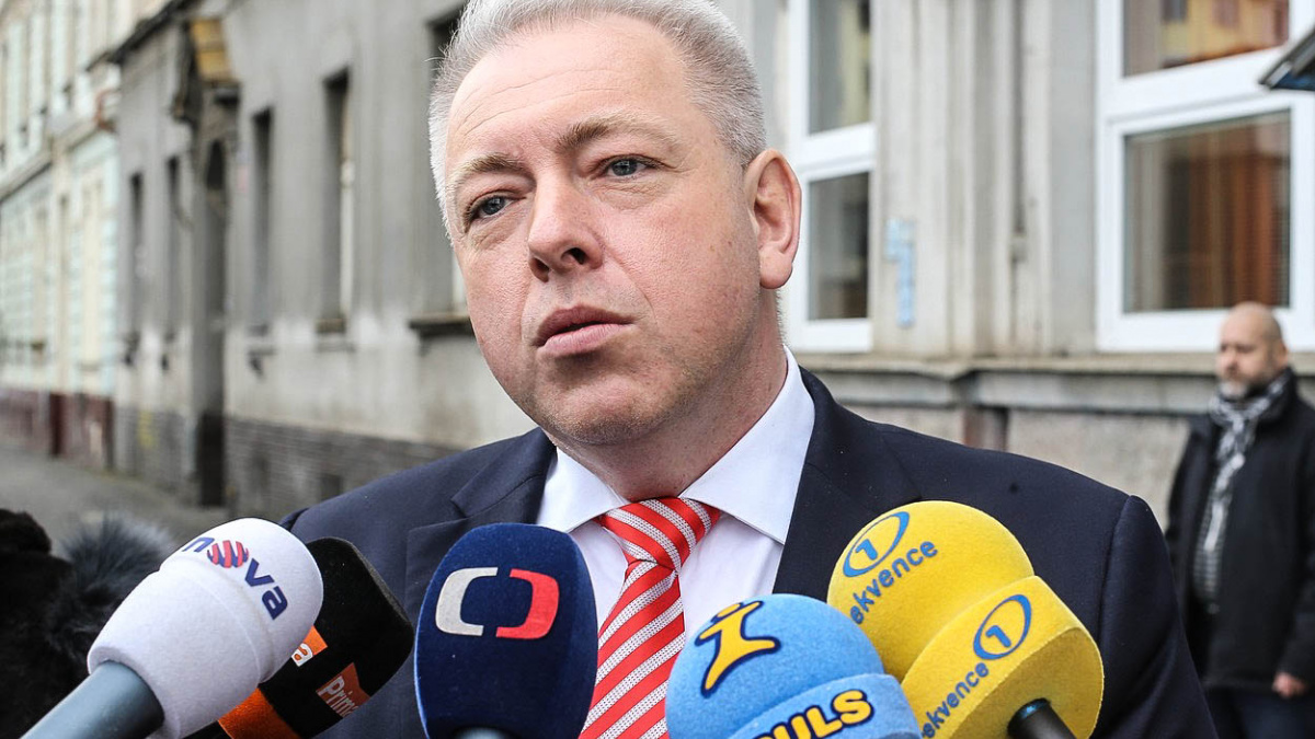 Agenta, který se toulal u Chovancovy vily, bude řešit sněmovní komise