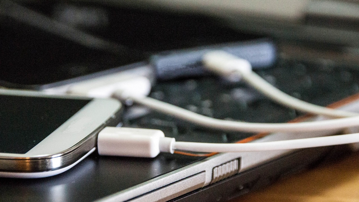 Sobotka plní slib. Novela snižující ceny mobilních dat už míří do směnovny