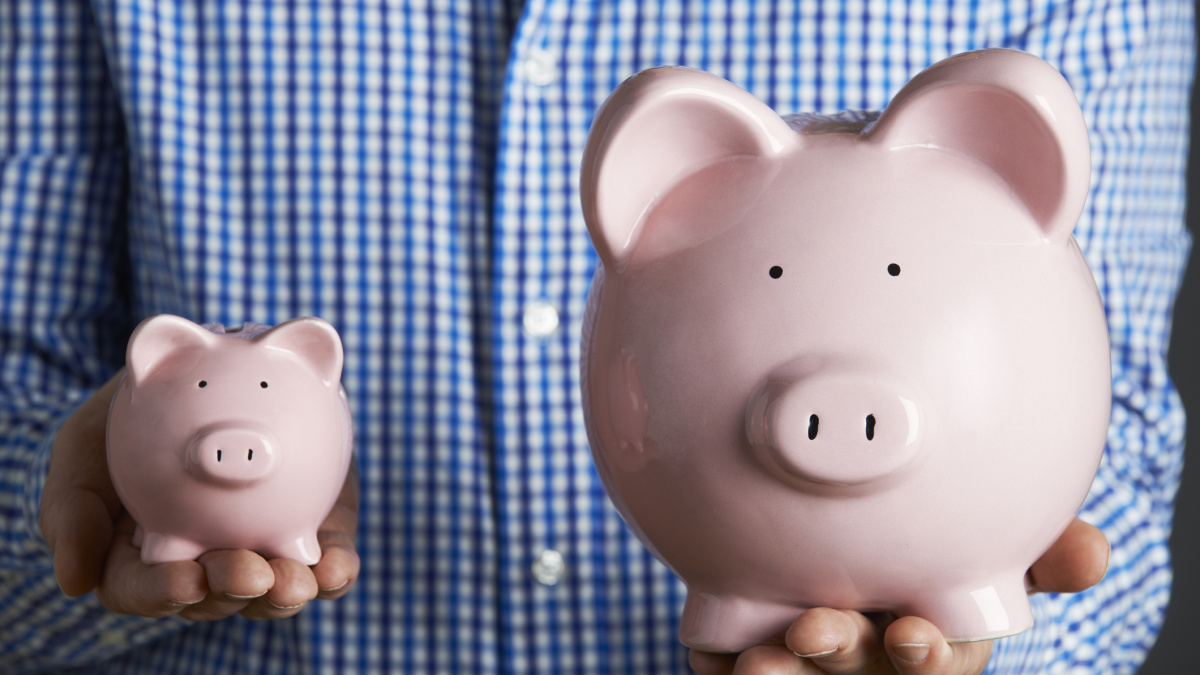 Lidé šetří halíře, ale nechávají si utíkat úspory v řádech tisíců