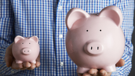 Lidé šetří halíře, ale nechávají si utíkat úspory v řádech tisíců