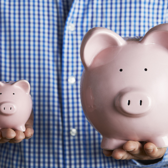 Lidé šetří halíře, ale nechávají si utíkat úspory v řádech tisíců