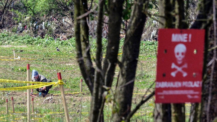 Má čtyři děti a do práce chodí likvidovat miny. Musím krmit rodinu, říká pyrotechnička