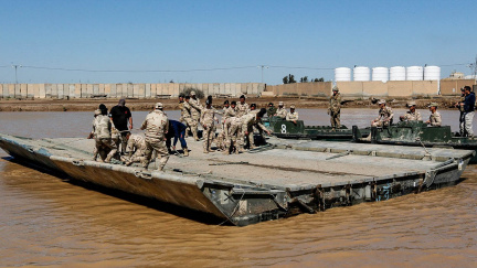 Plovoucí mosty přes Tigris: Mosul se z donucení proměnil v 'arabské Benátky'
