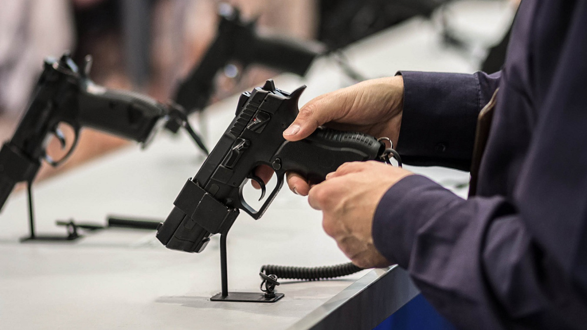 Europoslanci schválili přísnější pravidla pro držení zbraní, ministerstvo obrany uvažuje o novém zákonu