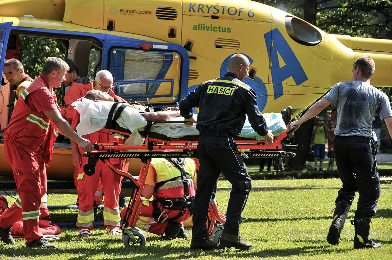 Hazard se životy: Ministerstvo neproplácí letecké zásahy mimo pracovní dobu