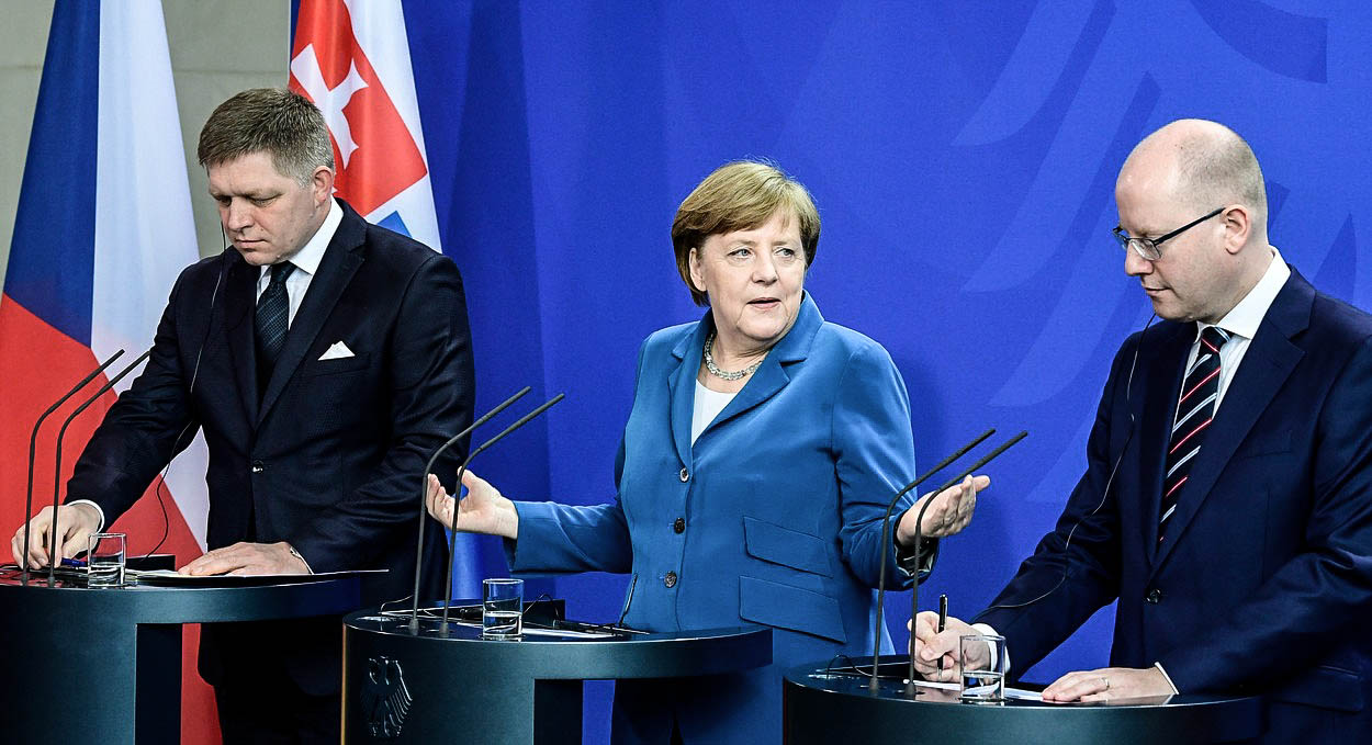 Nevynucujte si uprchlické kvóty krácením eurofondů, řekl Sobotka v Berlíně
