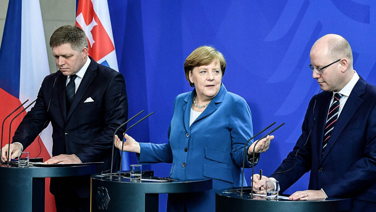 Nevynucujte si uprchlické kvóty krácením eurofondů, řekl Sobotka v Berlíně