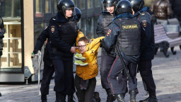 Komentář: Revoluce dětí: Má Putinův režim na kahánku?