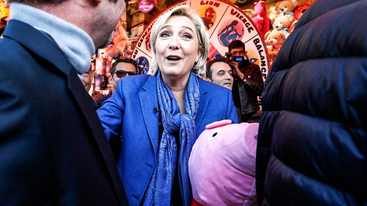 Pochopit styl oblékání Marine Le Penové pomůže chápat její projevy