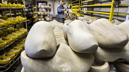 Tradiční výrobci dřeváků jako vymírající druh. Přijde Nizozemsko o svůj symbol?