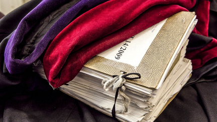 Češi a důvěra institucím: Tipněte si, komu věříme nejvíc