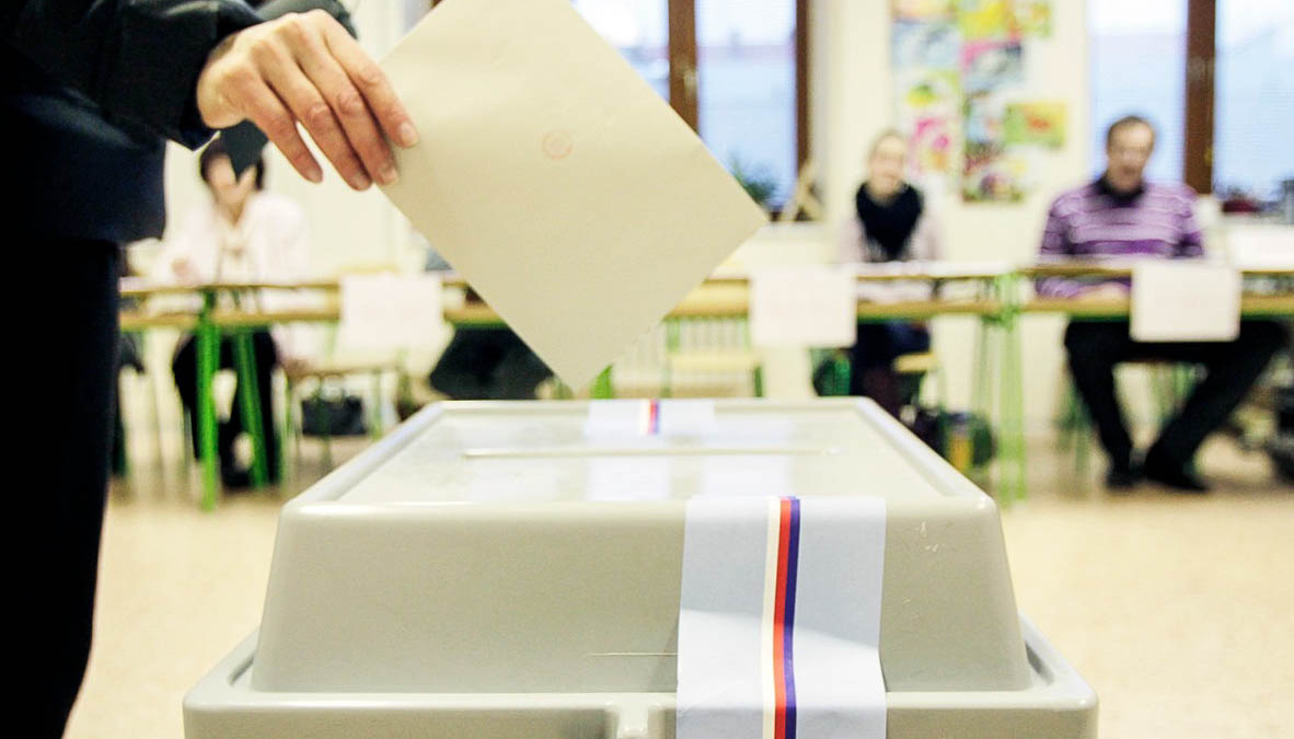 Zeman vyhlásil volby. K volebním urnám půjdeme v říjnu