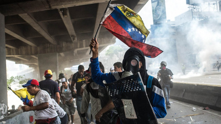 Při protestech ve Venezuele umírali lidé. Vláda bojuje i znárodňováním