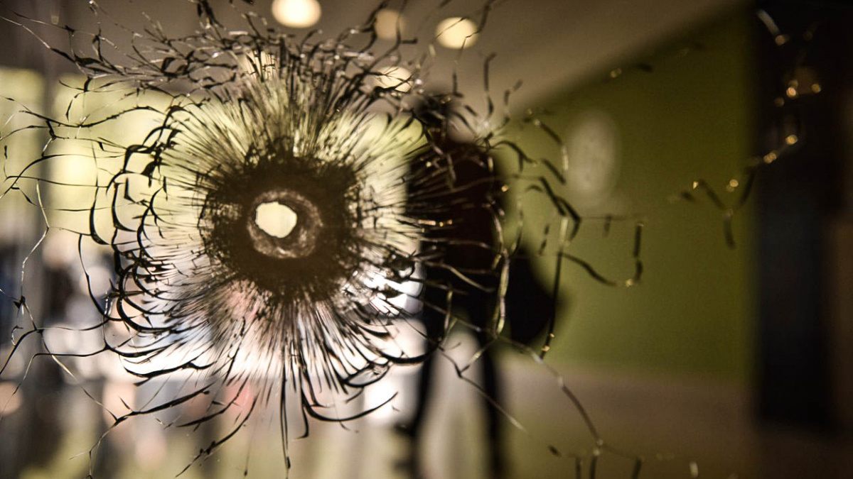 V Paříži zaútočil recidivista, zastřelil policistu. Zamíchá útok kartami ve volbách?