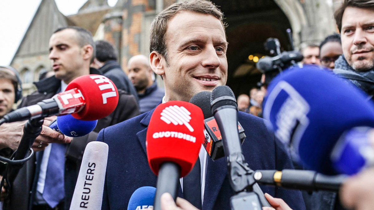 Francie dala přednost protestní volbě. Finální souboj spolu svedou Macron a Le Penová