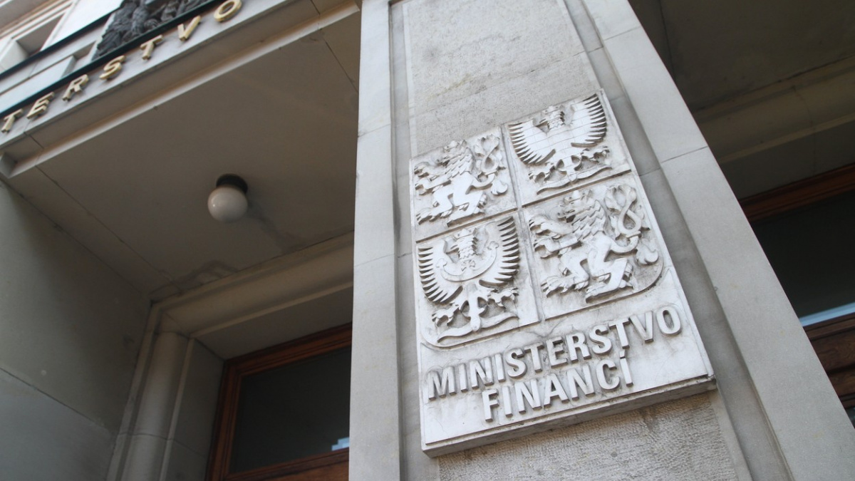 Ministerstvo financí prověří účast šéfa dozorčí rady ČEB v bankovním byznysu v cizině